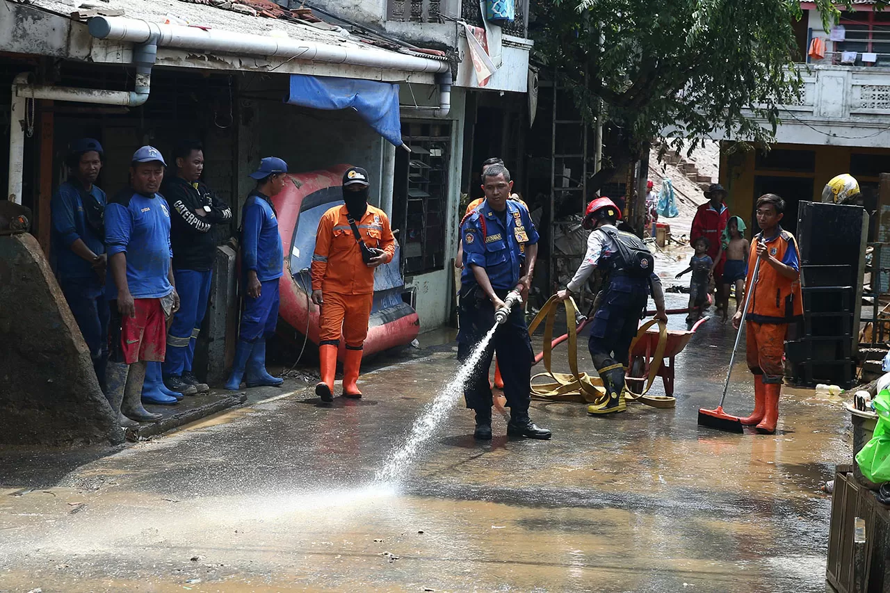 Pasca Banjir, Petugas...
