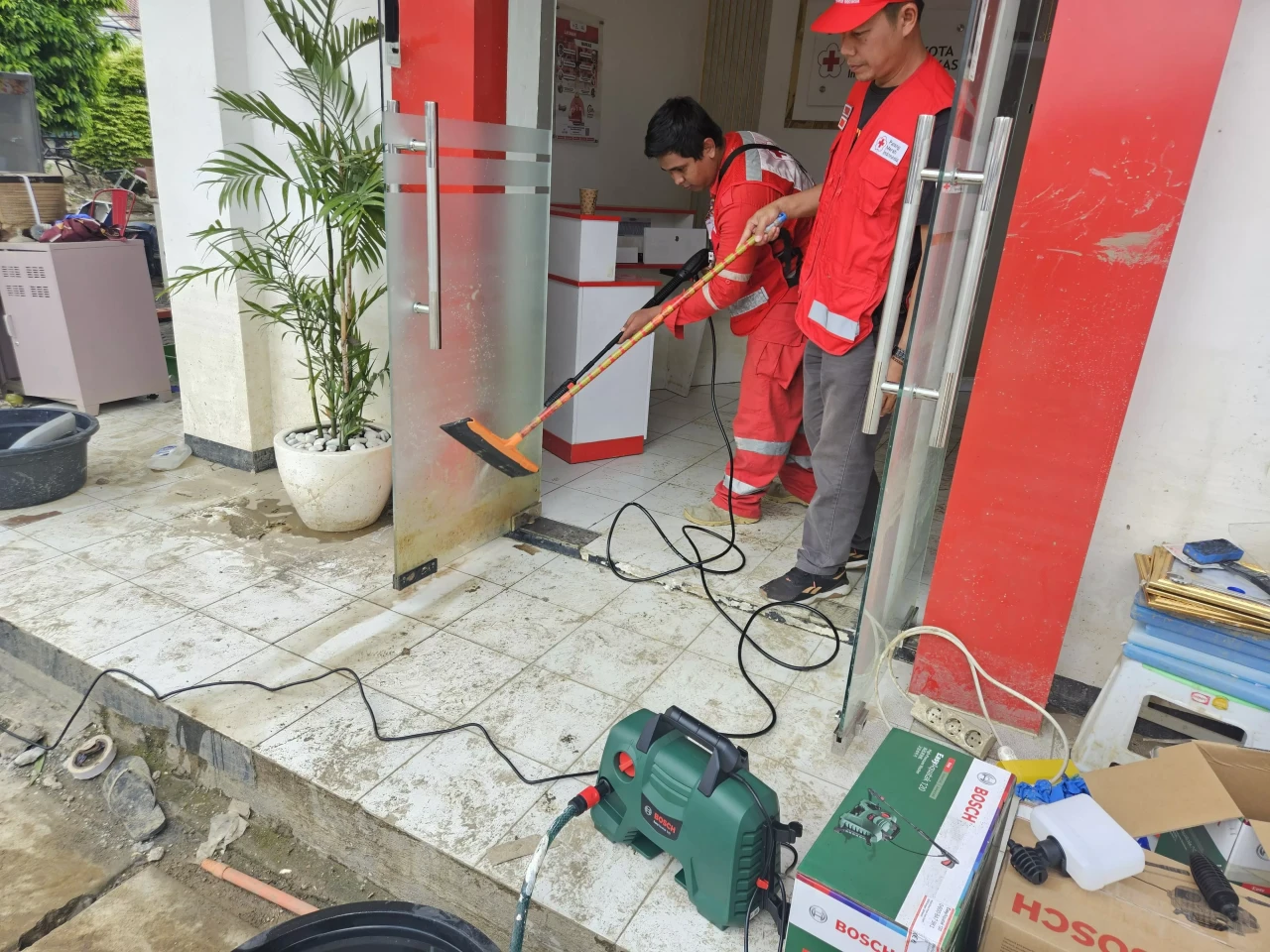 Bosch Indonesia Serahkan...