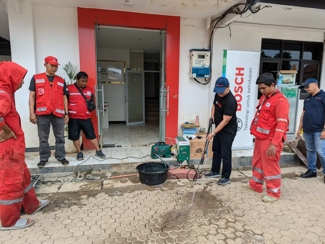 Bosch Indonesia Serahkan...