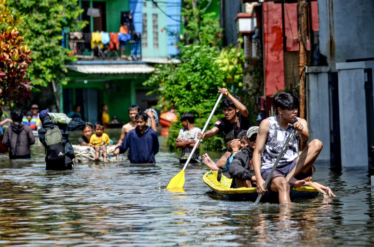 Banjir Terjang Dayeuhkolot,...