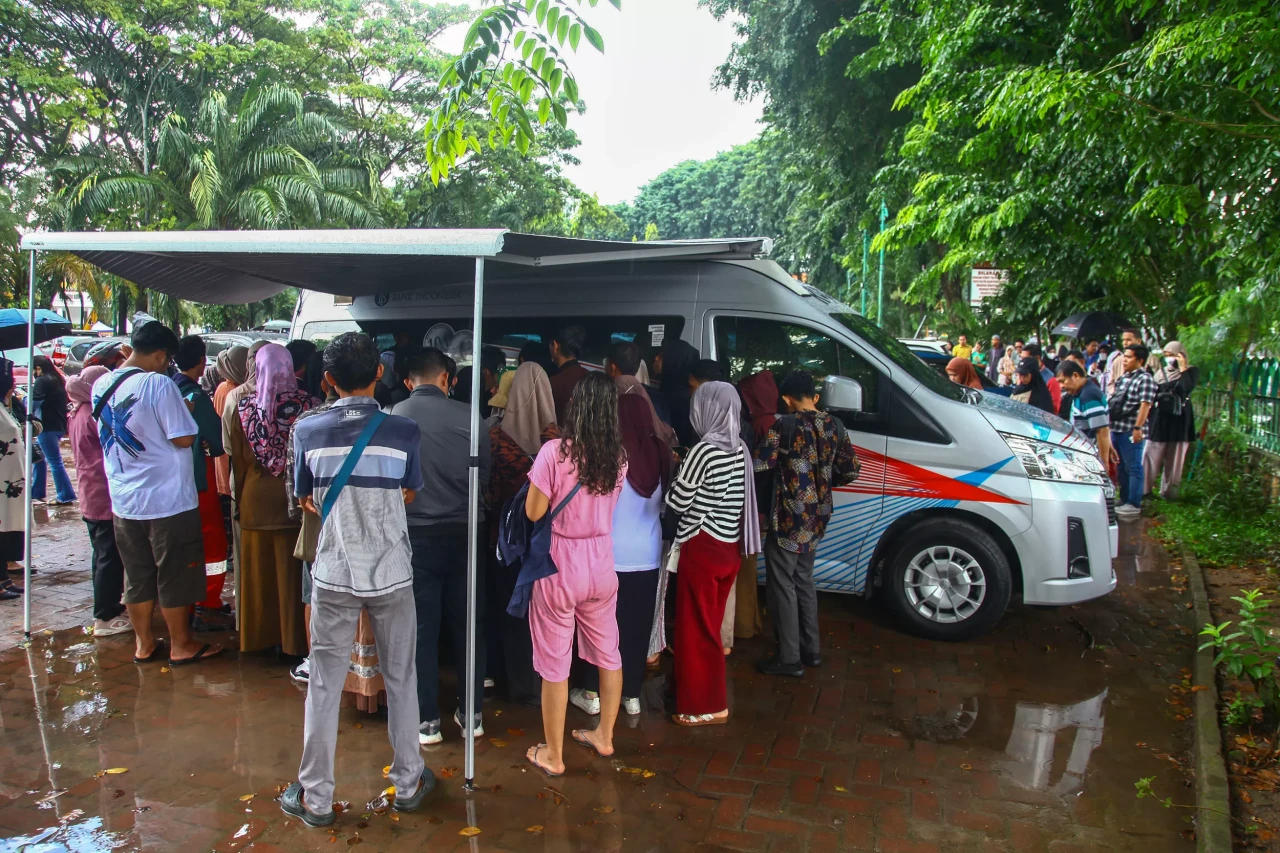 Potret Penukaran Uang...