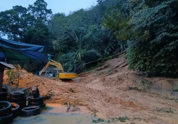 Banjir dan Longsor di...