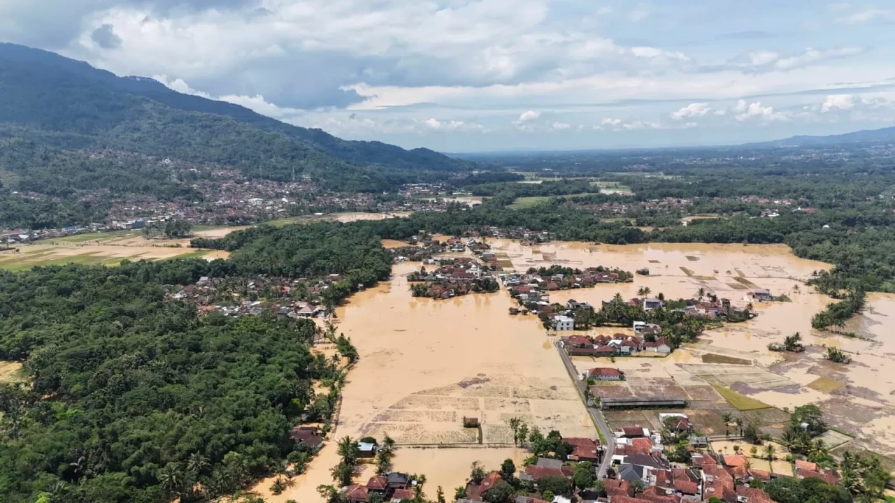 Terjangan Banjir Landa...