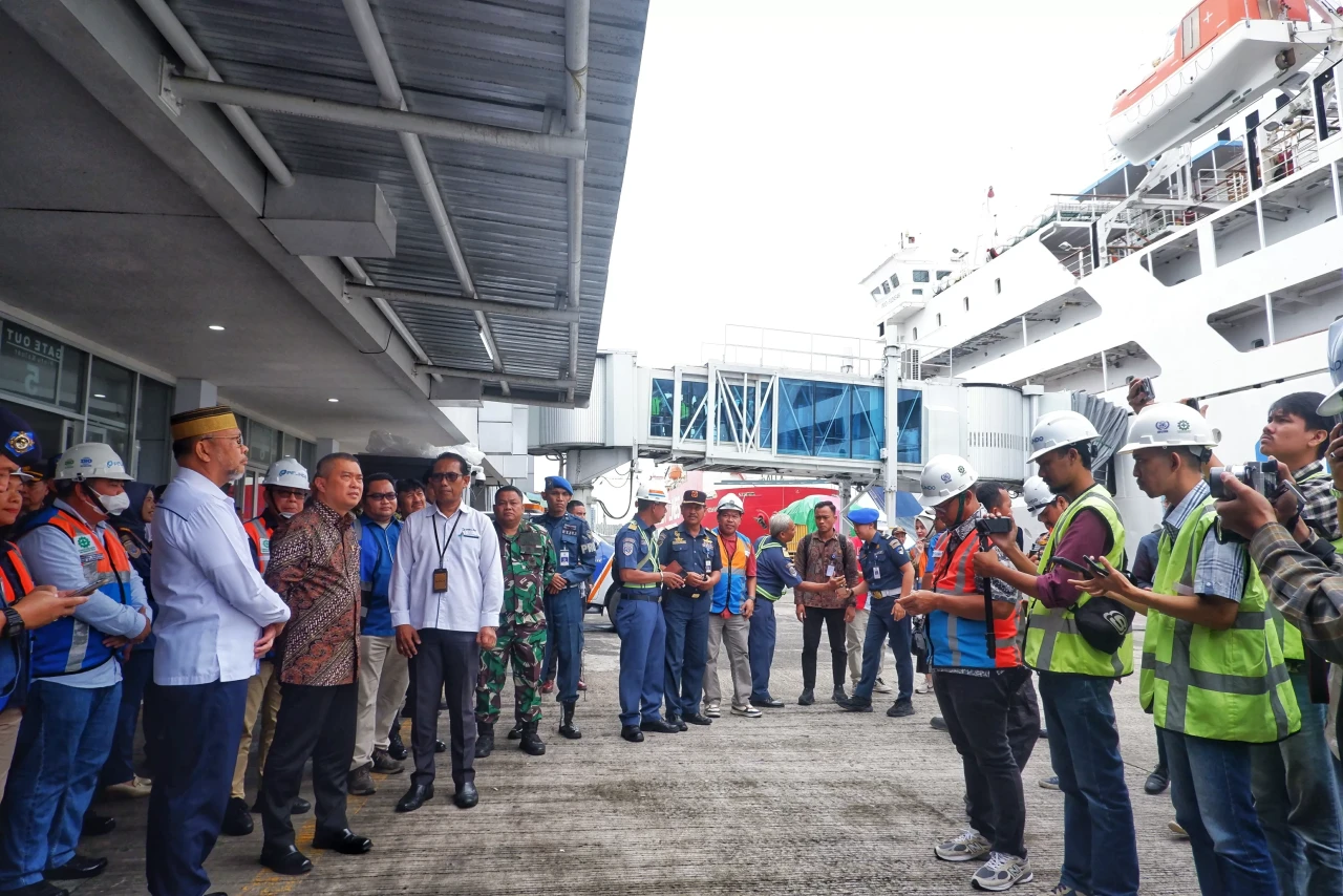 Menhub Tinjau Pelabuhan...