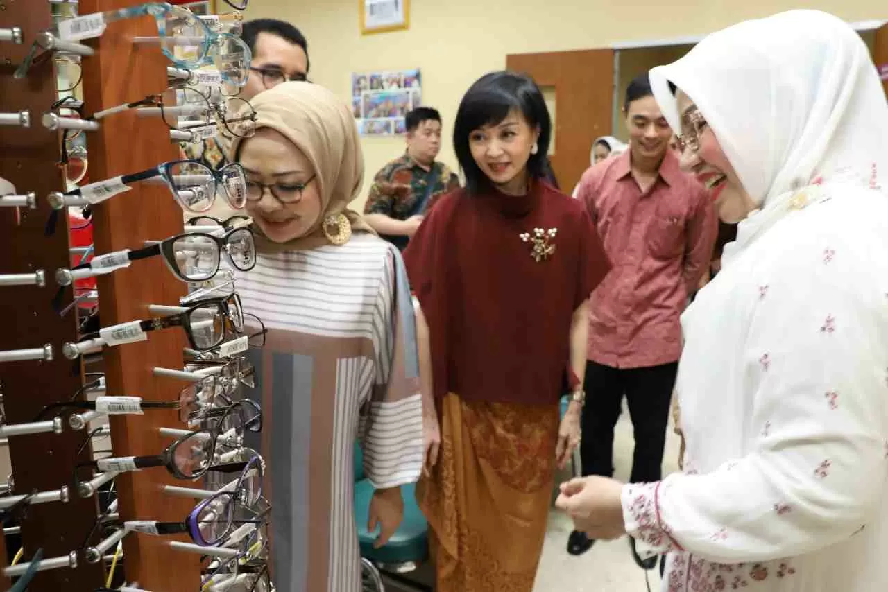 Optik Melawai Donasikan...