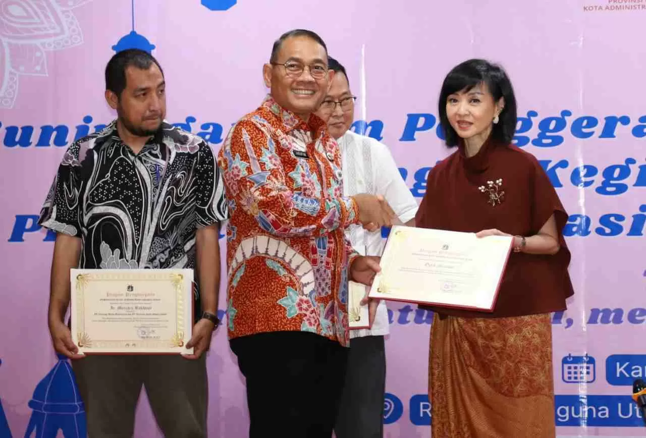 Optik Melawai Donasikan...