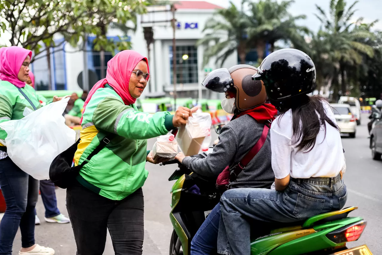 Ratusan Mitra Grab Berbagi...