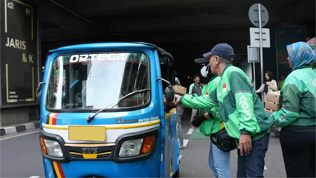 Ratusan Mitra Grab Berbagi...