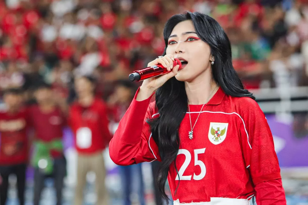 Isyana Sarasvati Bakar...