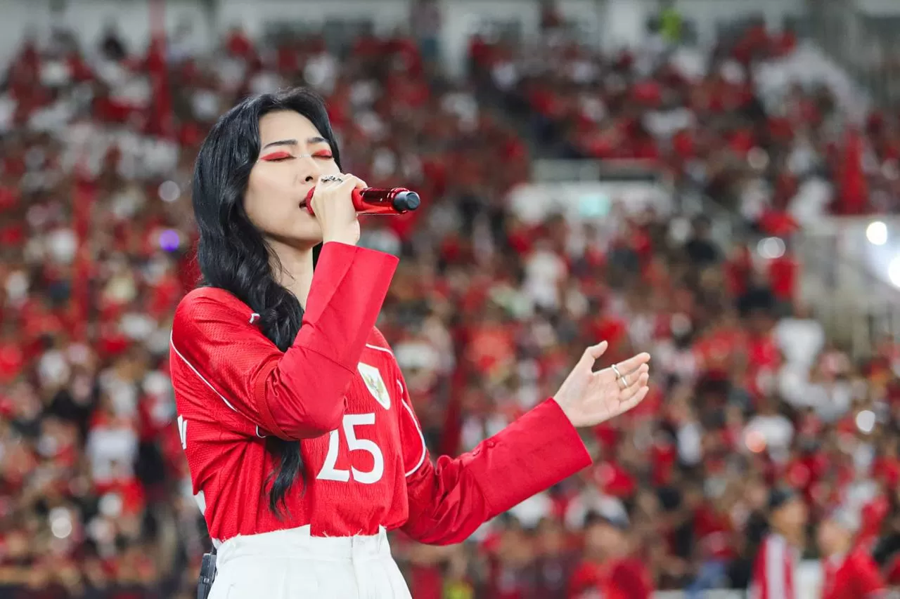 Isyana Sarasvati Bakar...