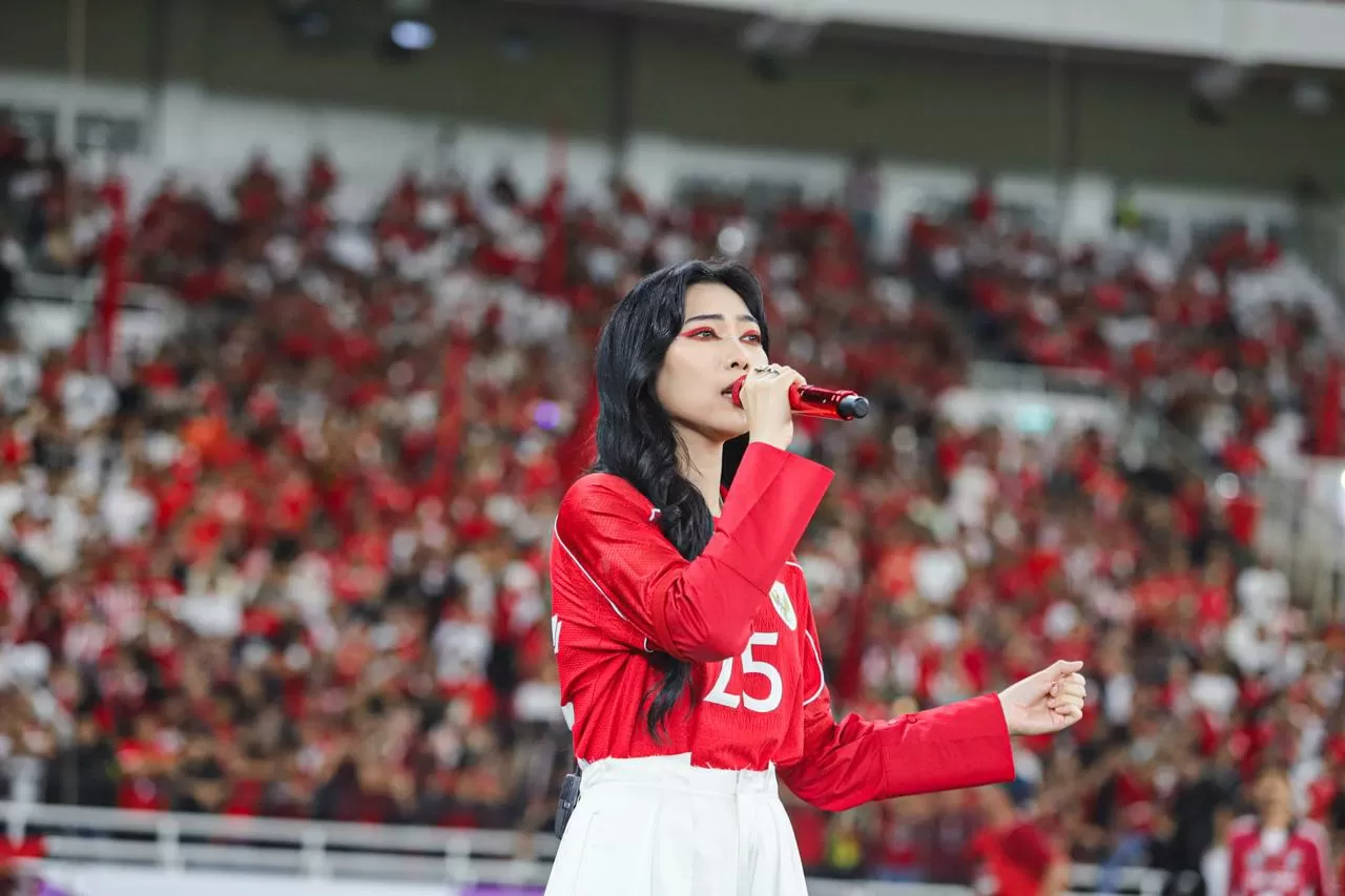 Isyana Sarasvati Bakar...