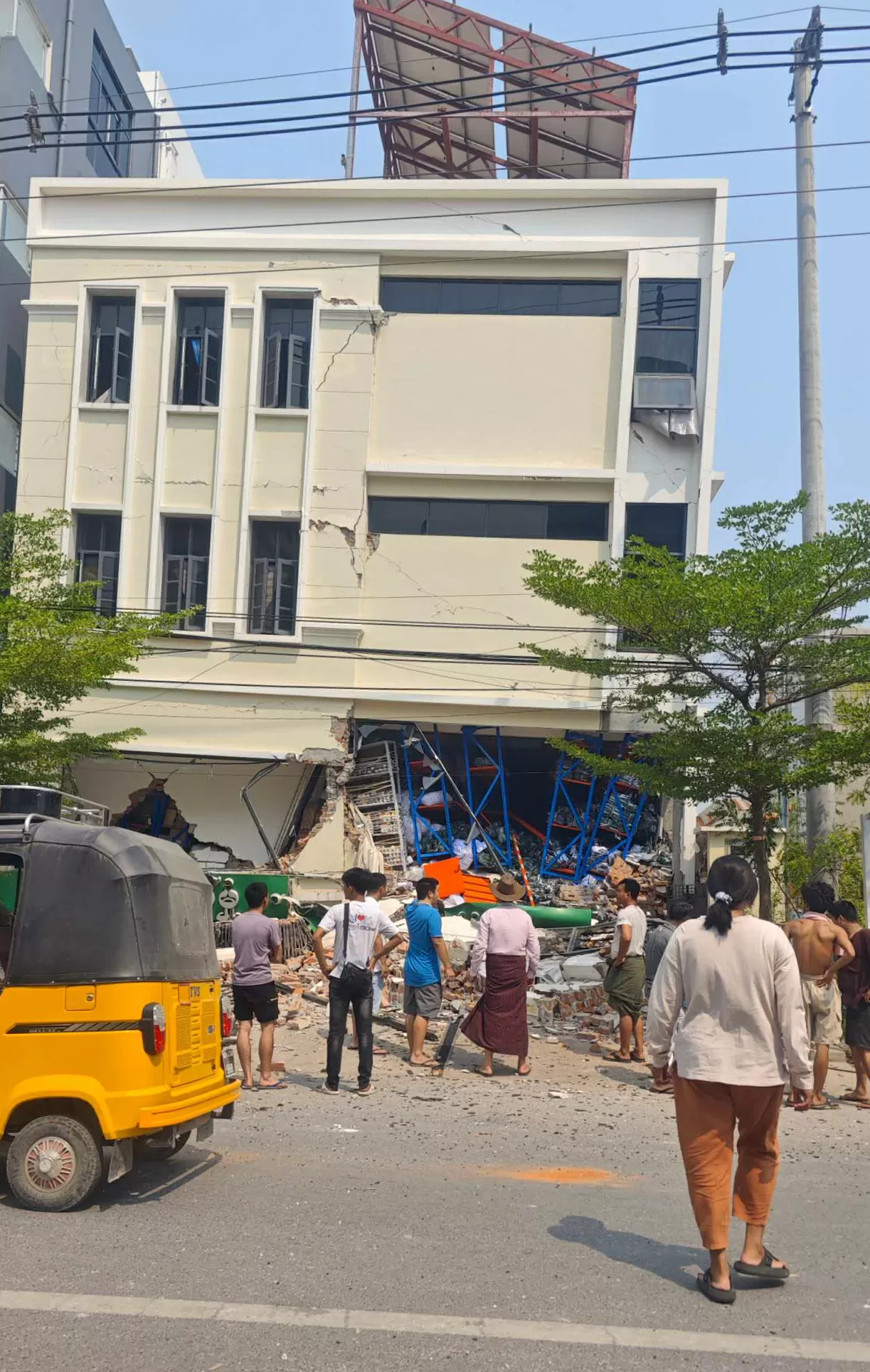 Gempa Berkekuatan 7,9...