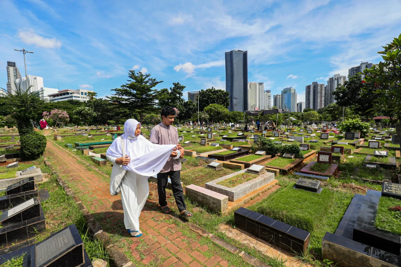 Tradisi Ziarah Makam...