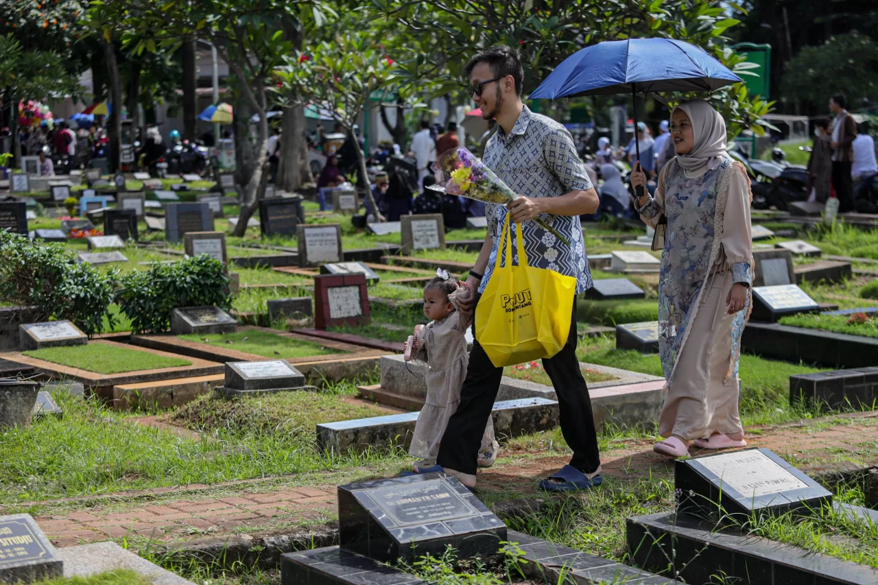 Tradisi Ziarah Makam...