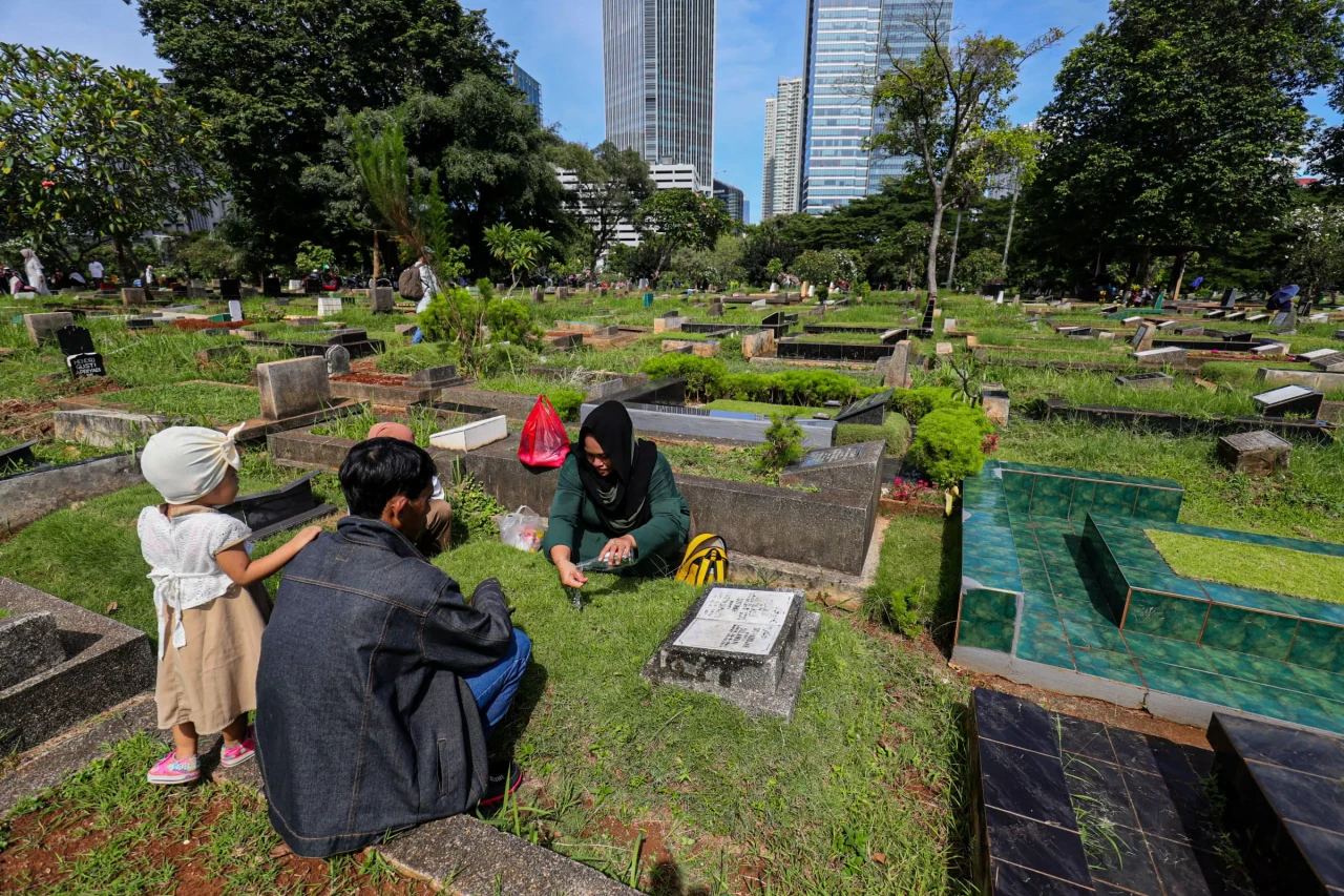Tradisi Ziarah Makam...