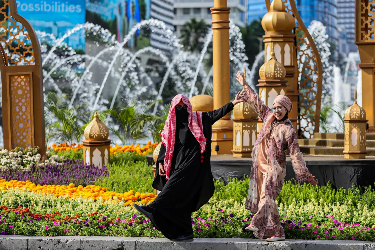 Warga Bergantian Foto...