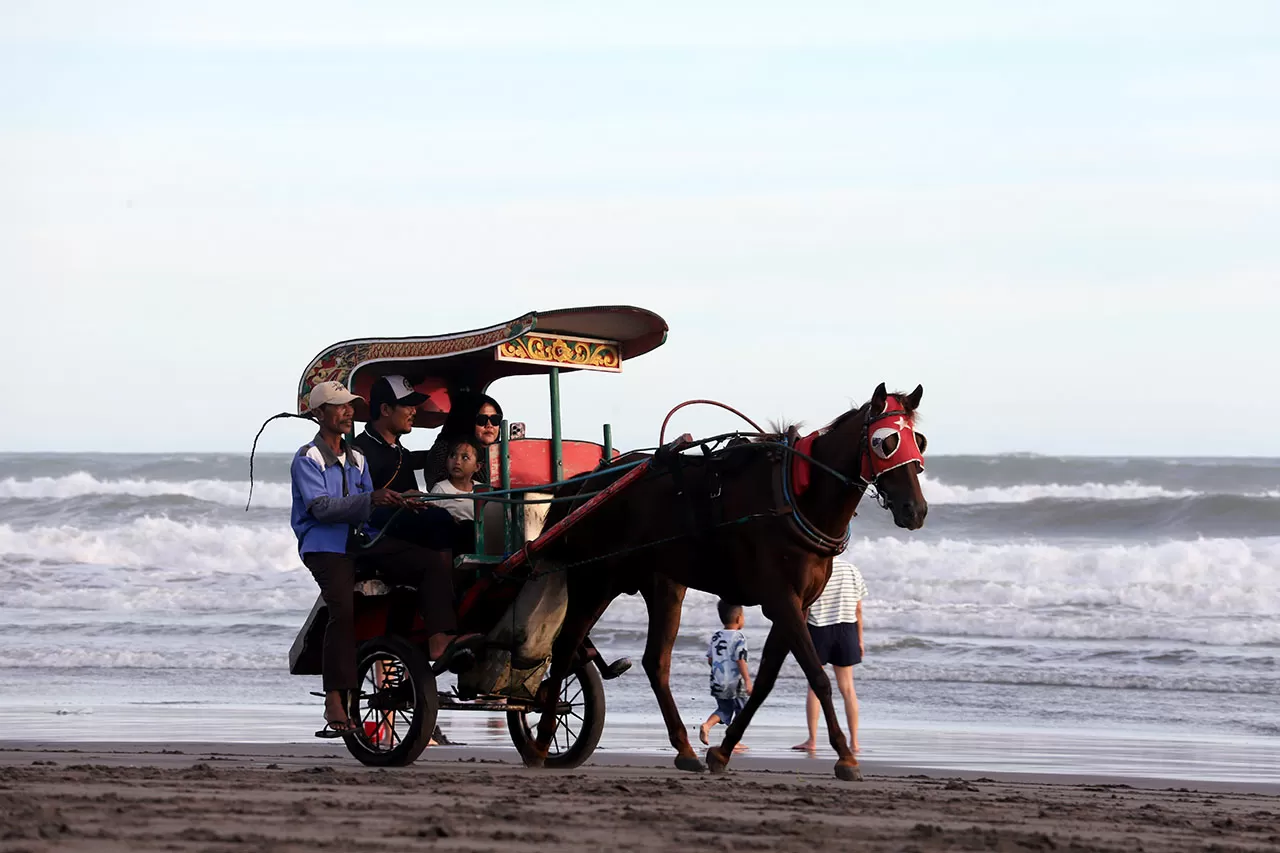Wisata Delman di Pantai...