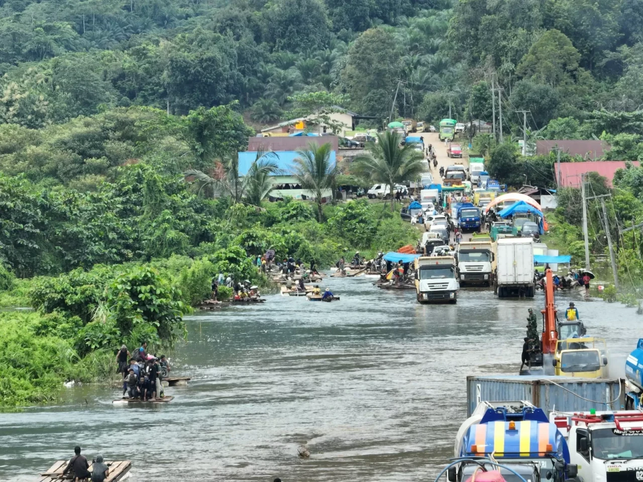 Banjir Rendam Kabupaten...