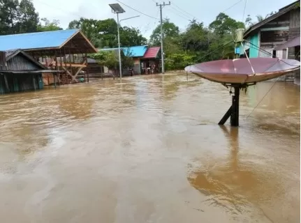 Luapan Sungai Picu Banjir...