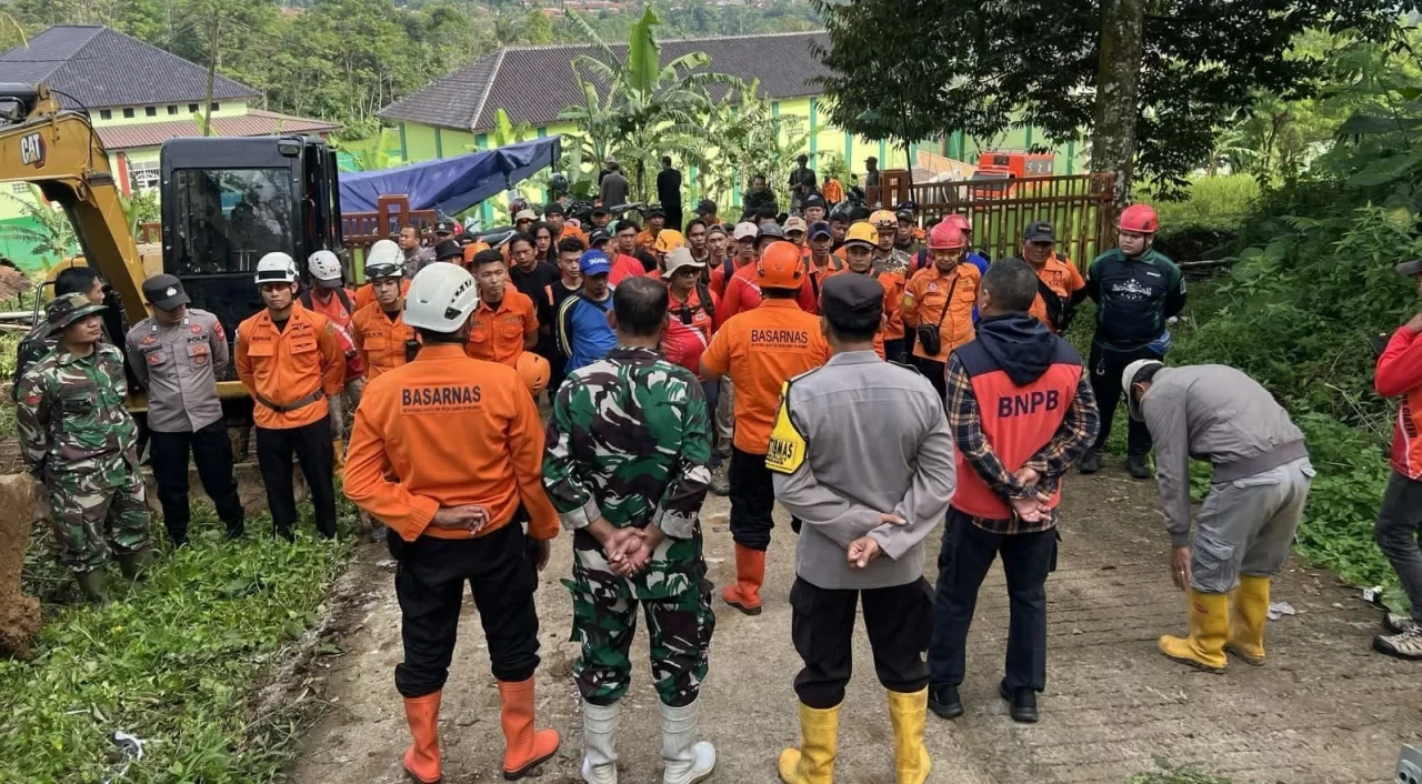 Tanah Longsor Terjang...