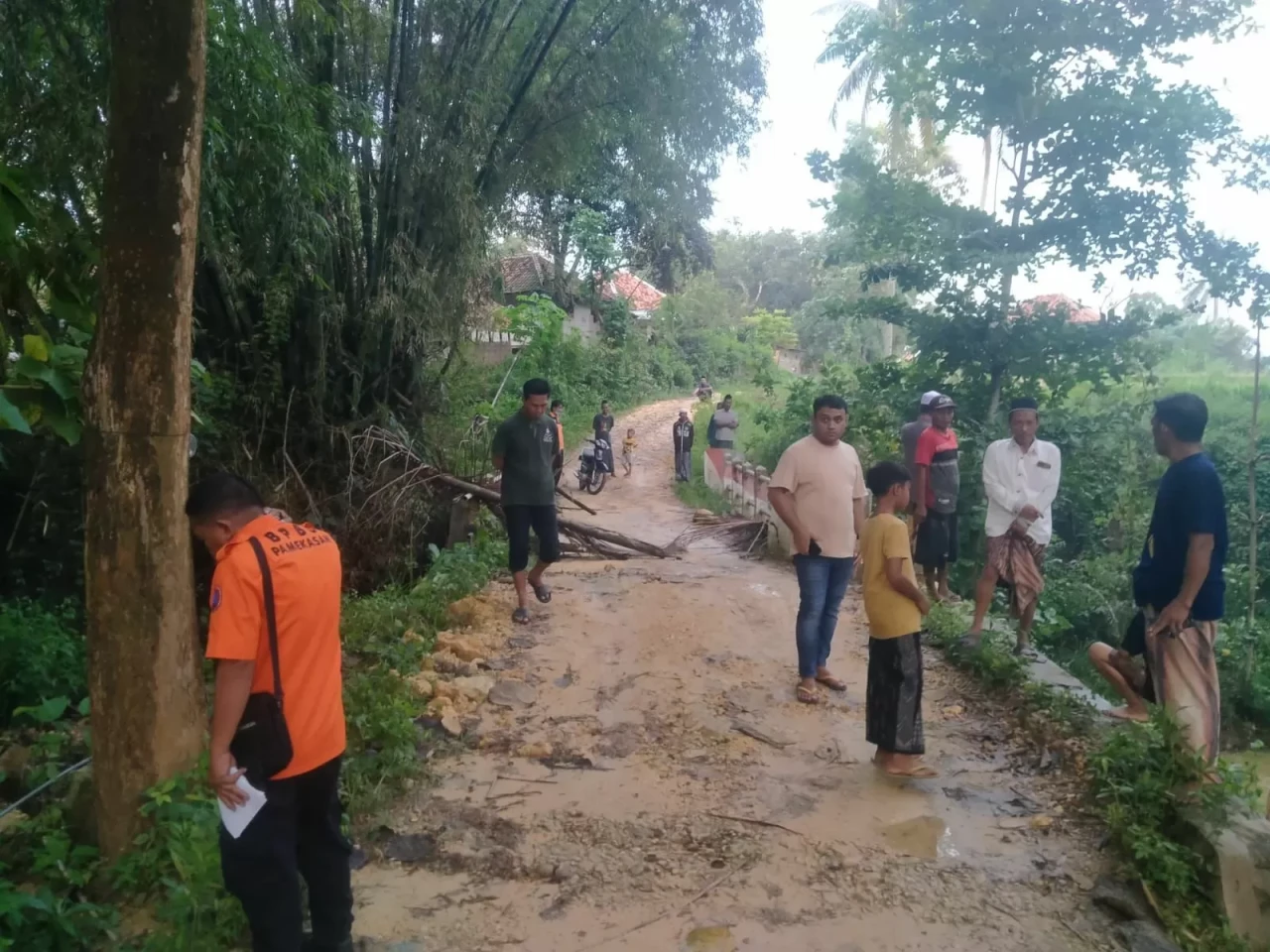 Tanah Longsor Landa...