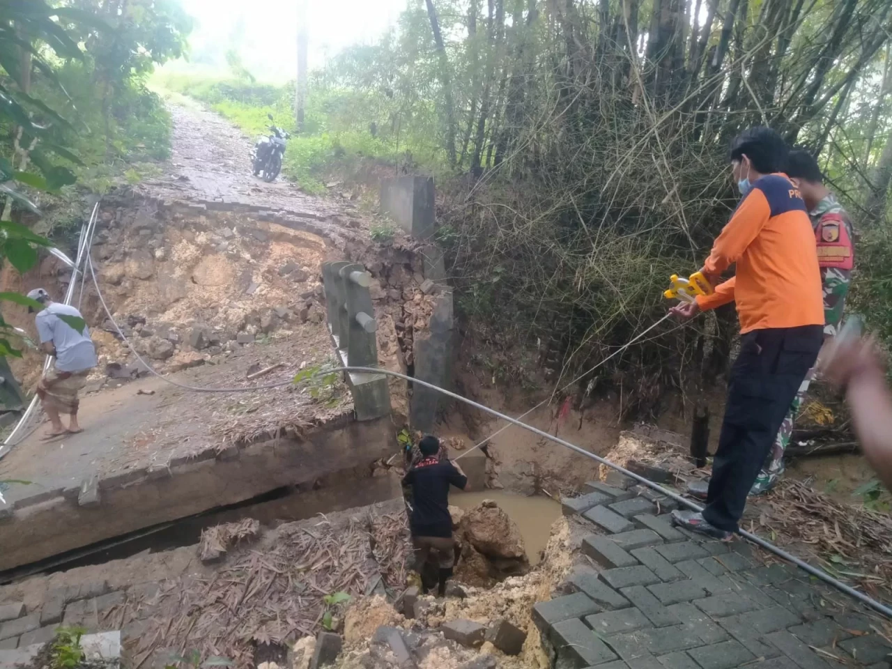Tanah Longsor Landa...