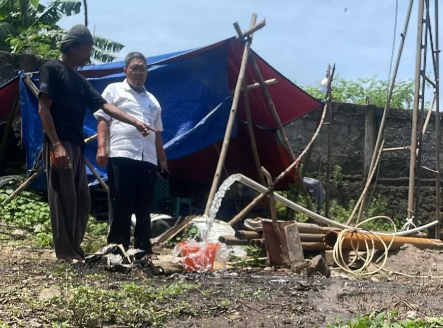 Sumur Artesis di Tengah...