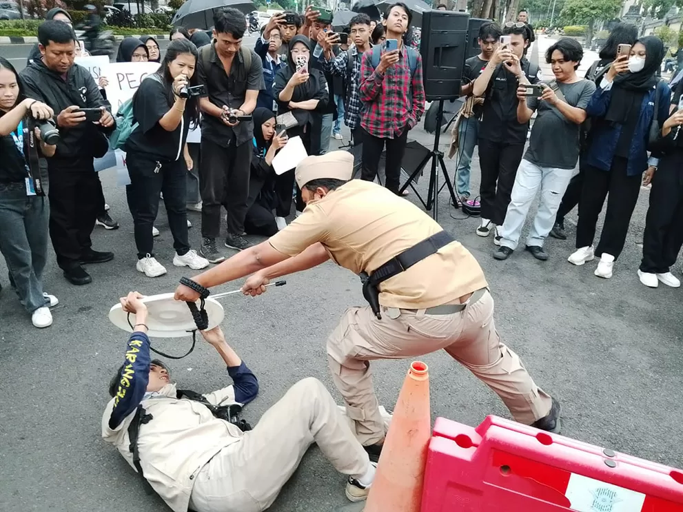 Aksi Solidaritas Kecam...