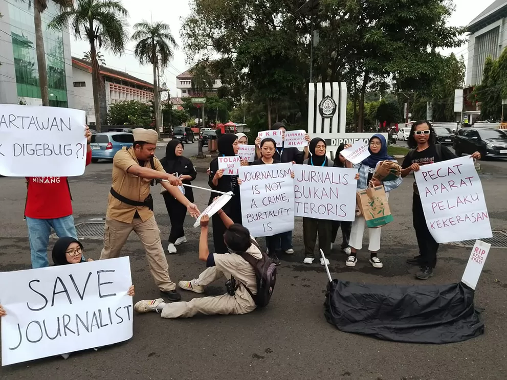 Aksi Solidaritas Kecam...