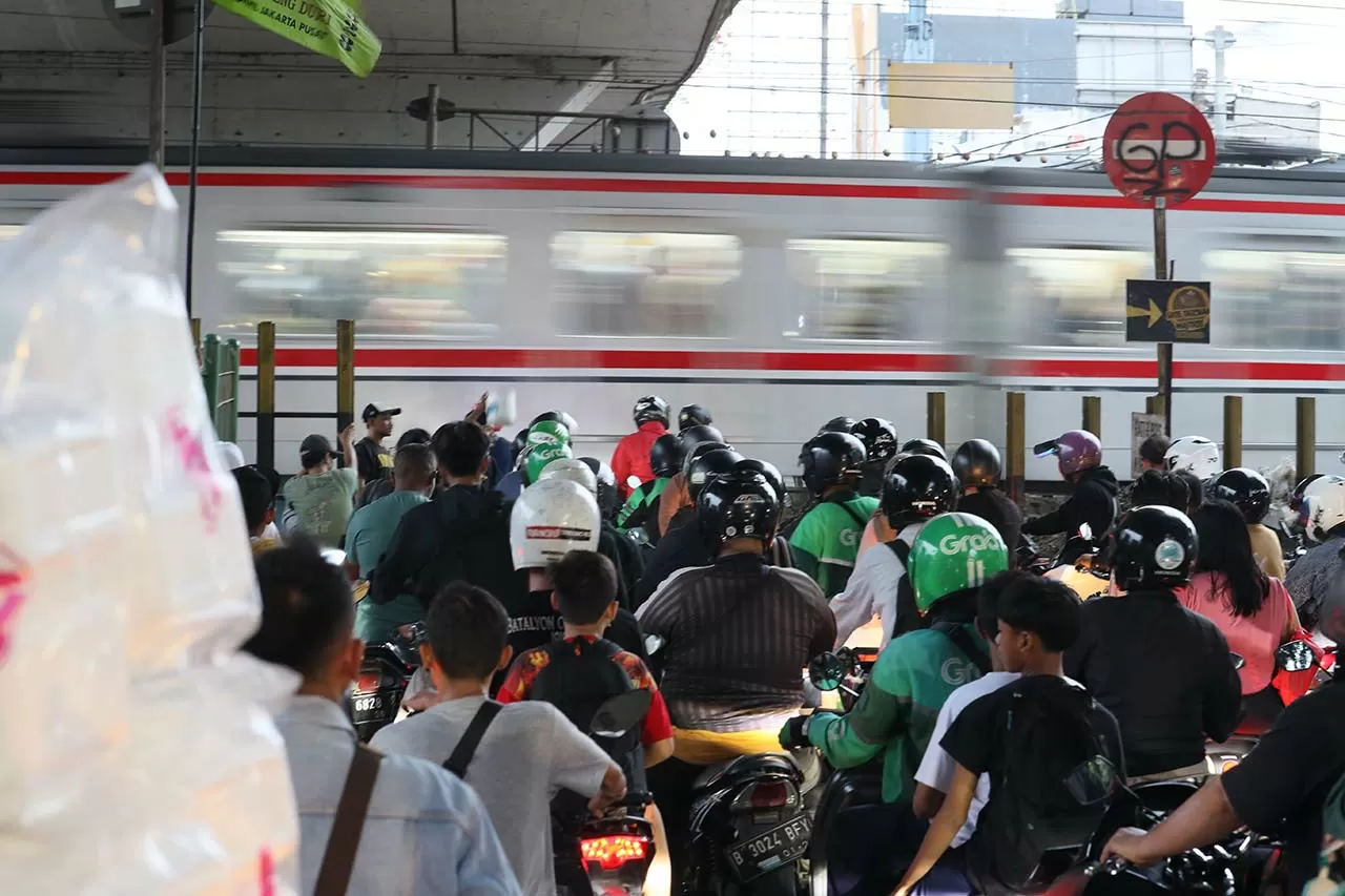 Penutupan Jalur Rel...