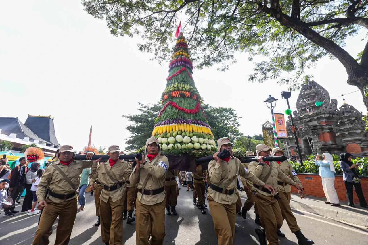 Kirab Gunungan Budaya...