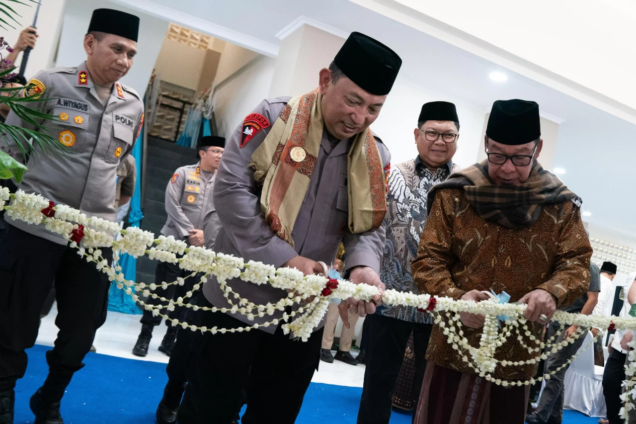 Dorong Pendidikan Santri,...