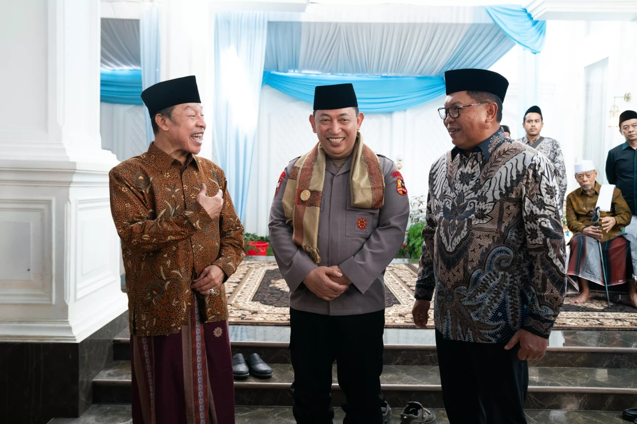 Dorong Pendidikan Santri,...