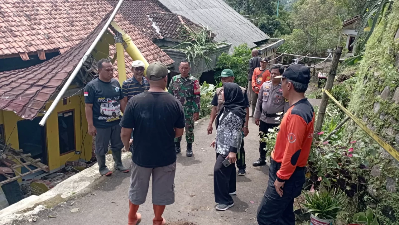 Pergerakan Tanah di...
