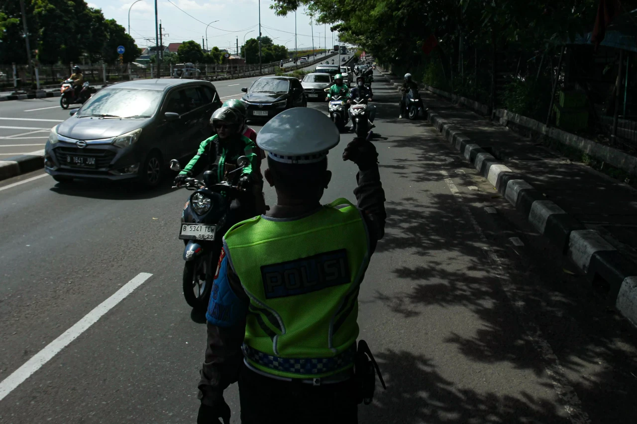 Polisi Tilang Pengendara...