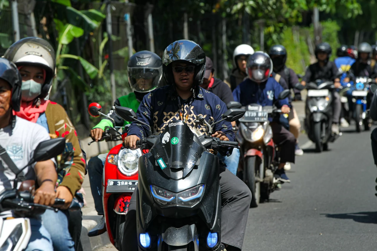 Polisi Tilang Pengendara...
