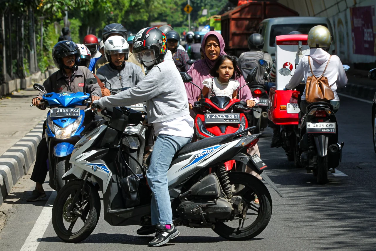 Polisi Tilang Pengendara...