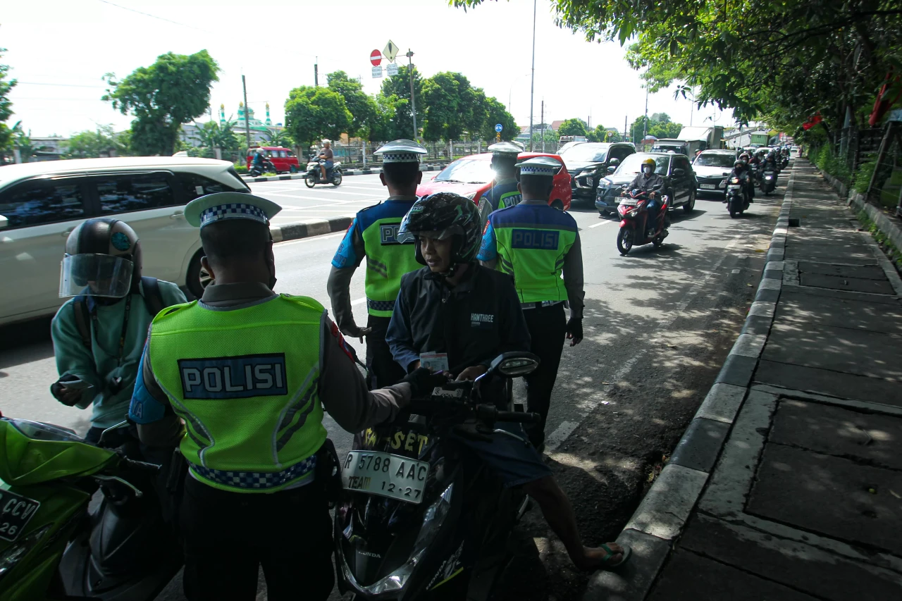 Polisi Tilang Pengendara...