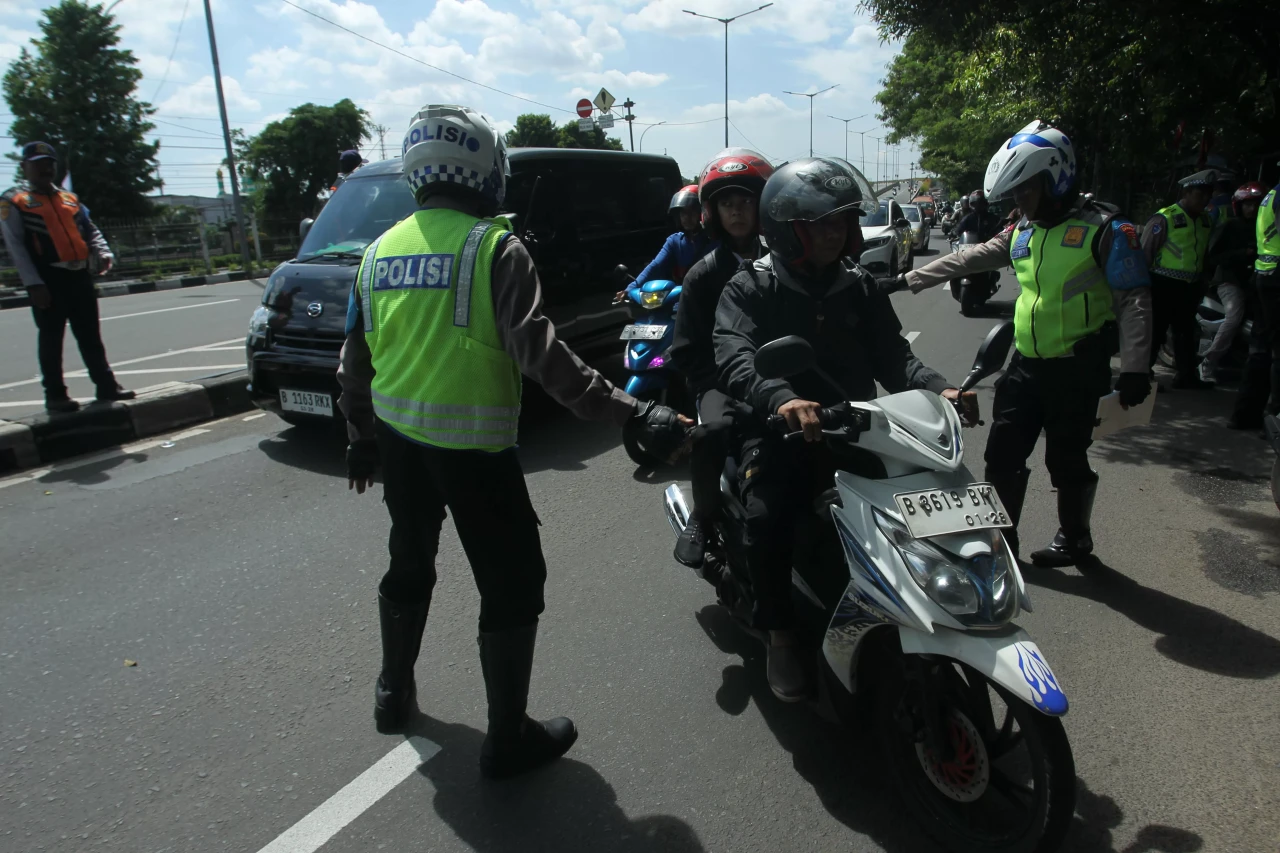 Polisi Tilang Pengendara...
