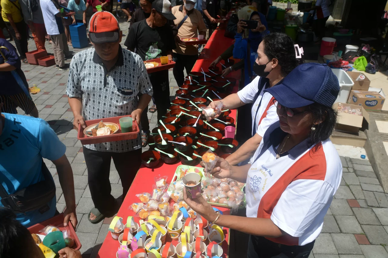 Potret Berbagi Piring...