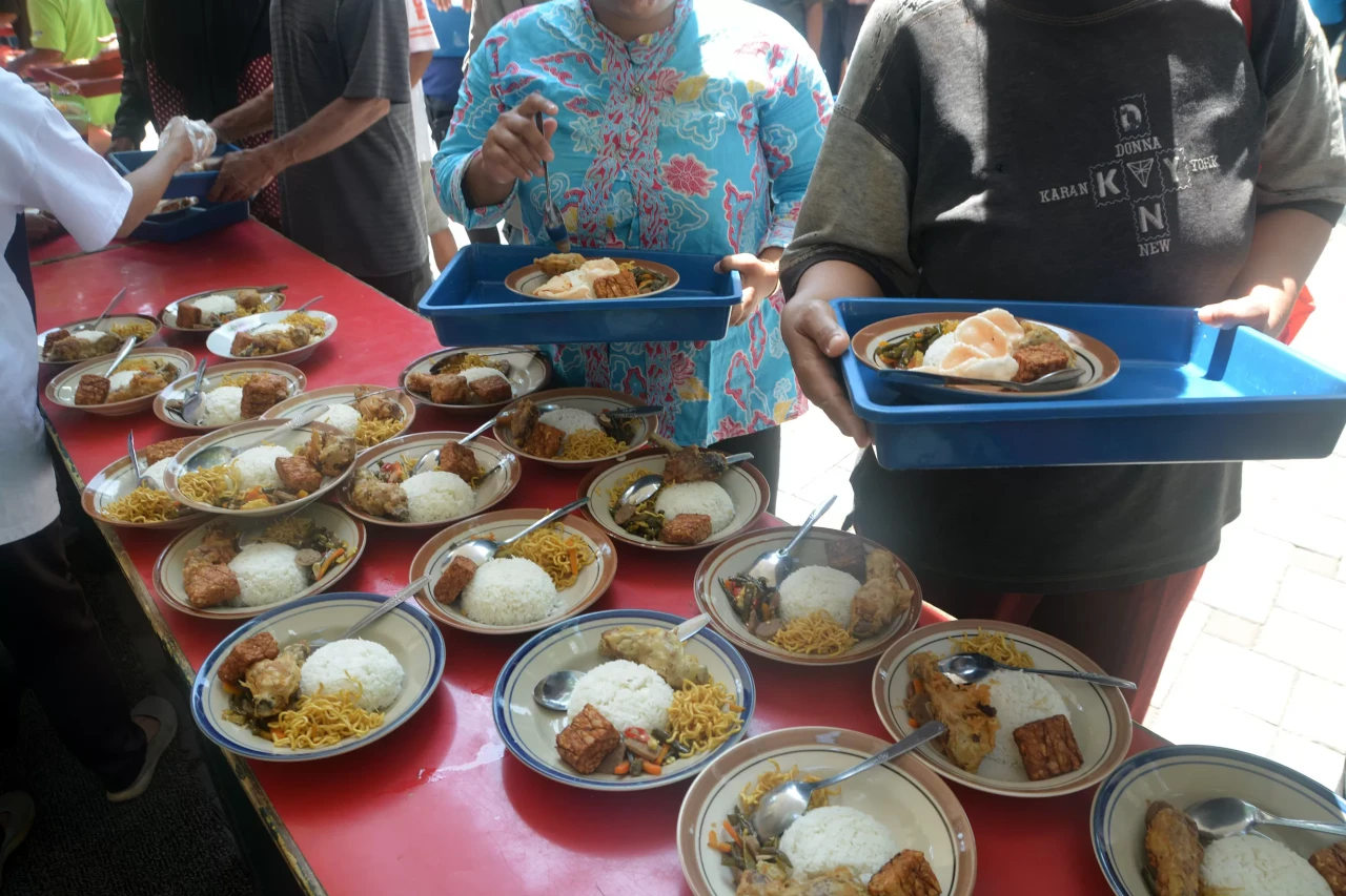 Potret Berbagi Piring...