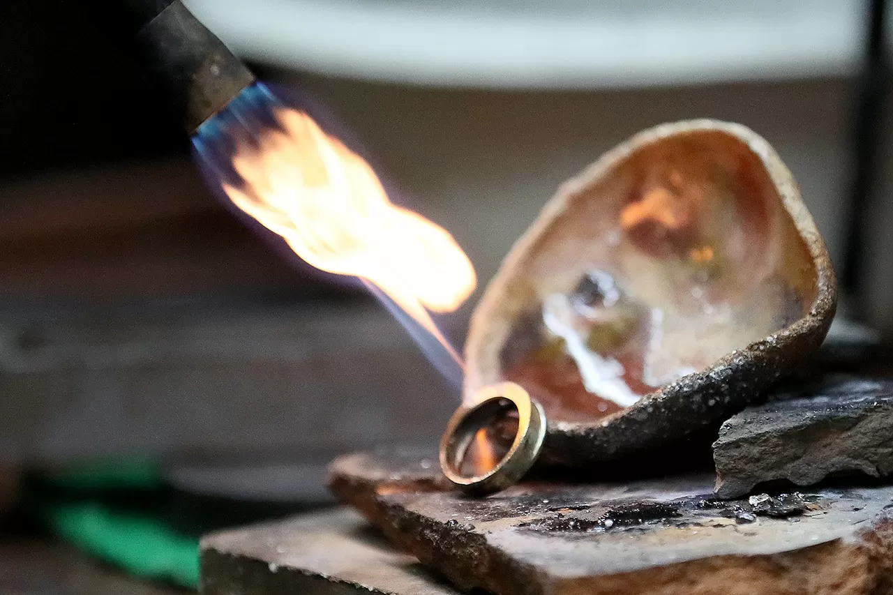 Pembuatan Cincin Emas...