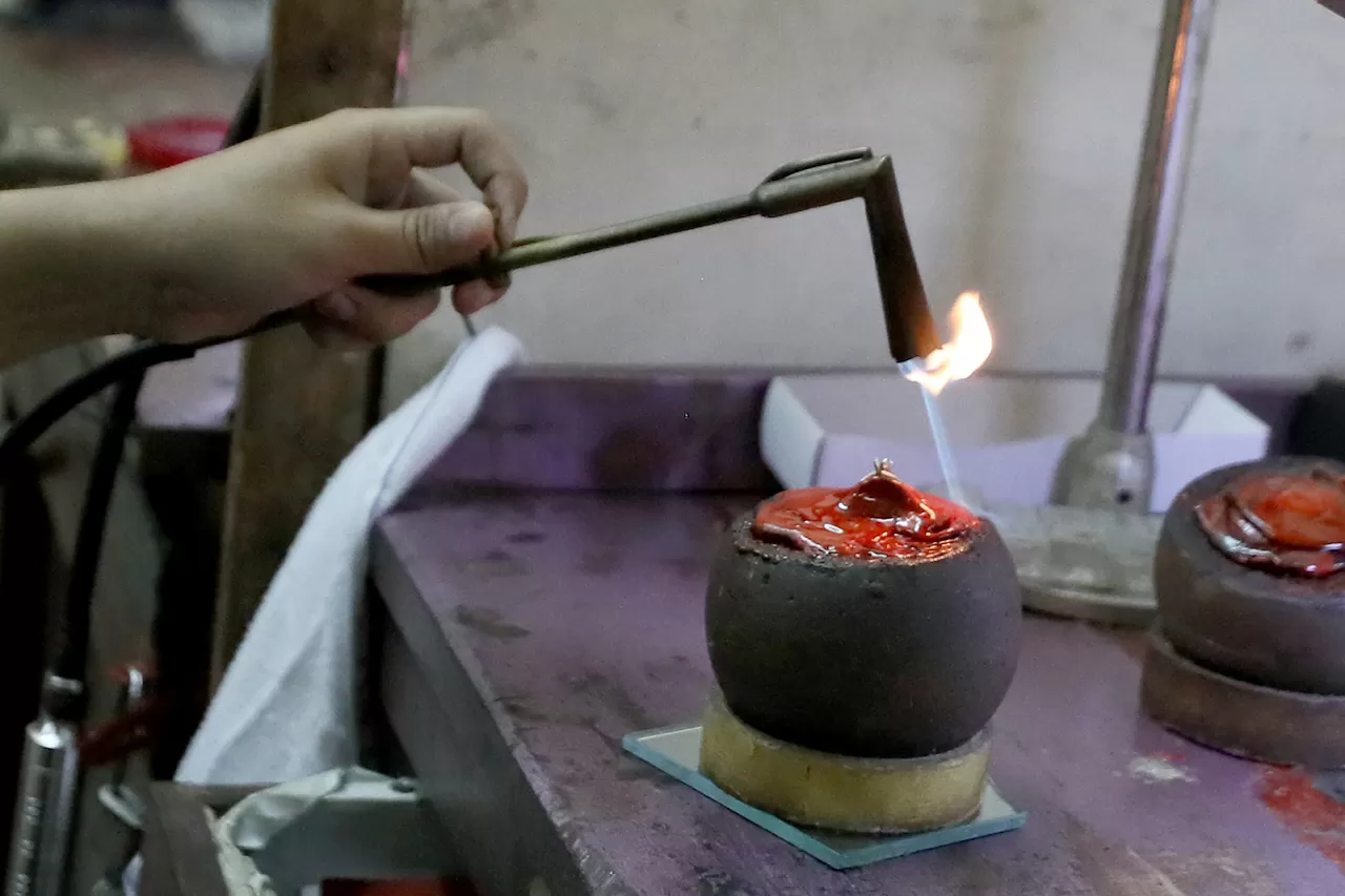 Pembuatan Cincin Emas...