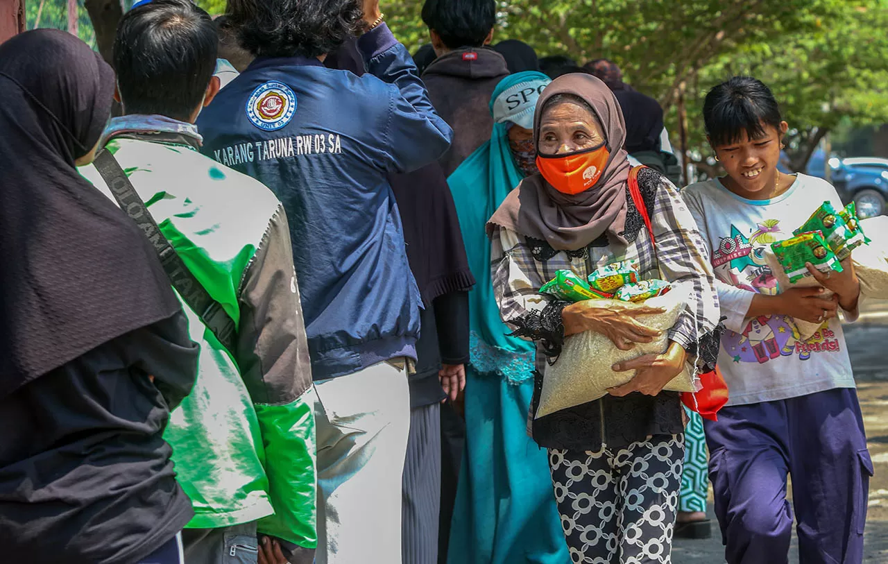 Ratusan Warga Antre...