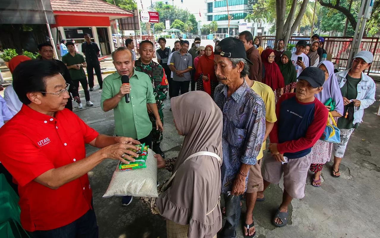 Ratusan Warga Antre...