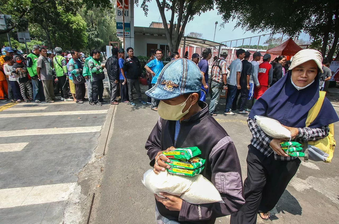 Ratusan Warga Antre...