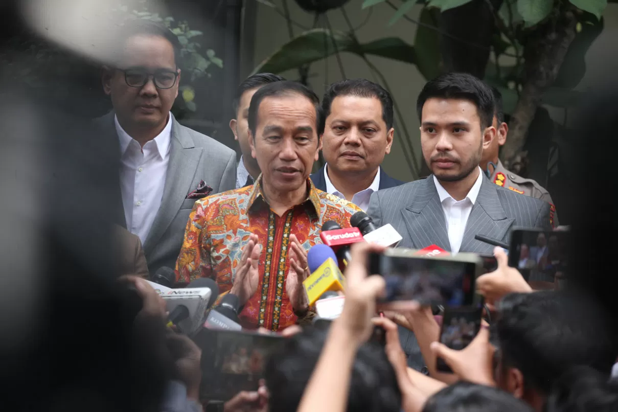 Jokowi Laporkan Tuduhan...