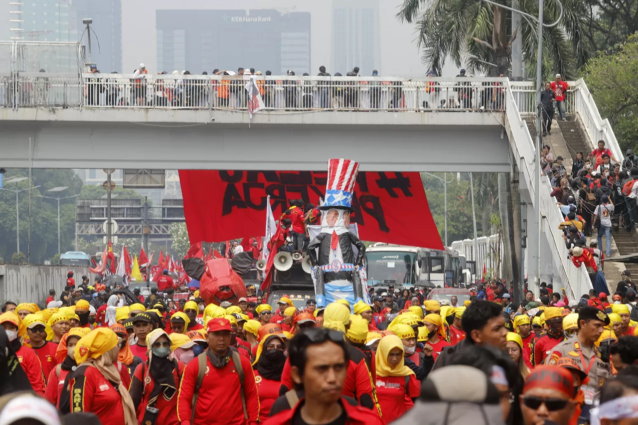 Buruh Gelar Aksi di...