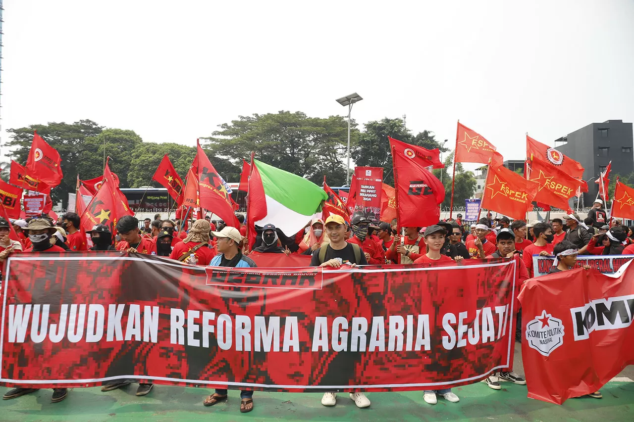 Buruh Gelar Aksi di...