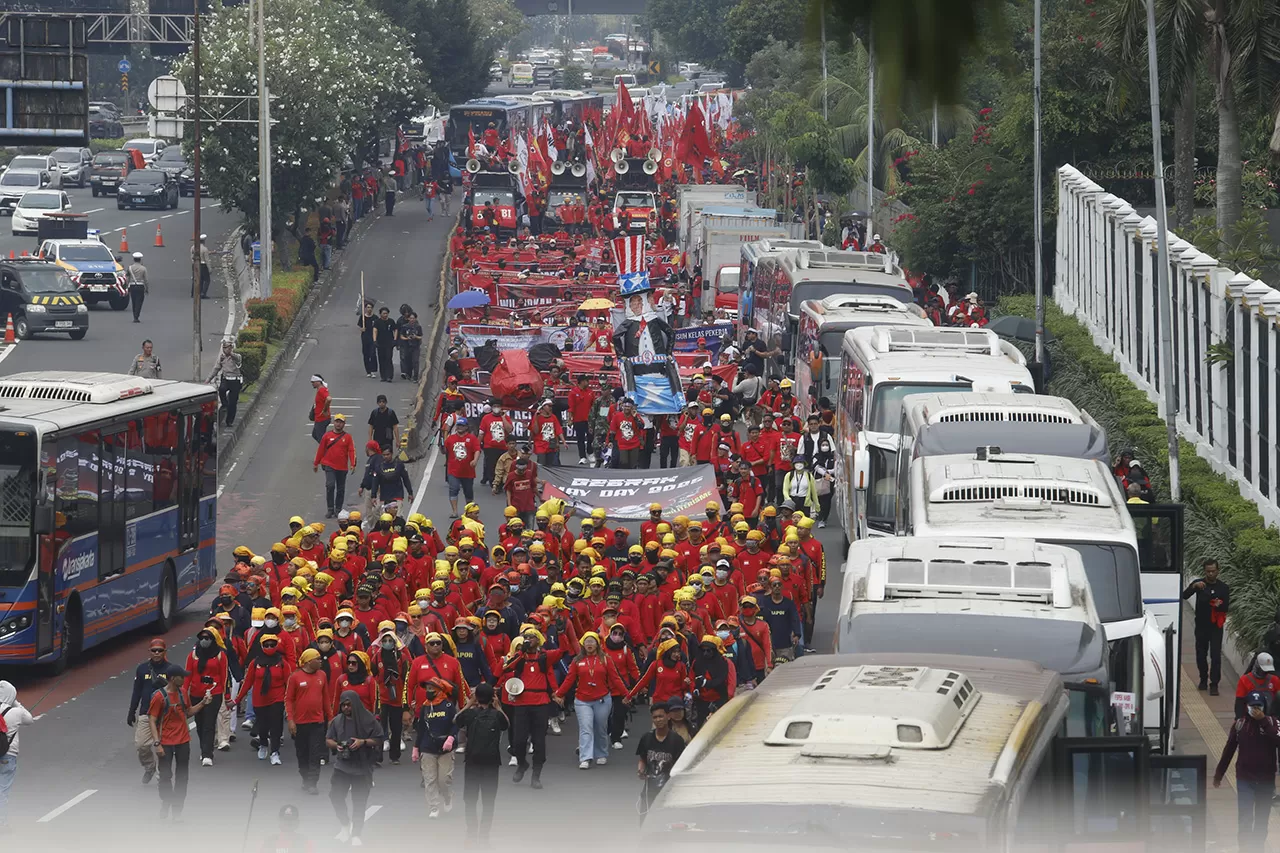 Buruh Gelar Aksi di...